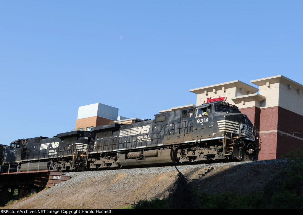 NS 9314 & 9800 lead train E25 across Smoky Hollow towards the yard